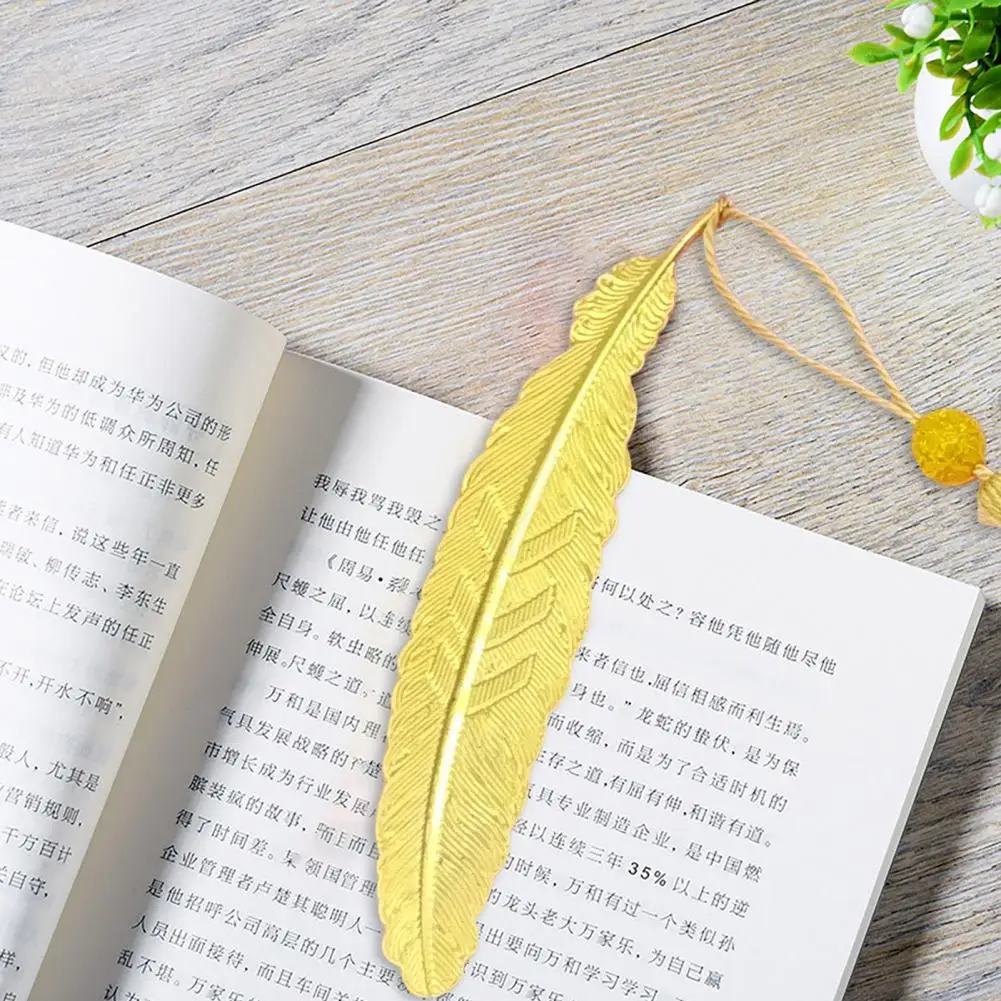 ที่คั่นหนังสือของขวัญเพื่อนหรูหราสไตล์จีนที่คั่นหนังสือขนนกโลหะพร้อมพู่ตกแต่งที่คั่นหนังสือสำหรับนักเรียนที่ไม่ซ้ำใคร