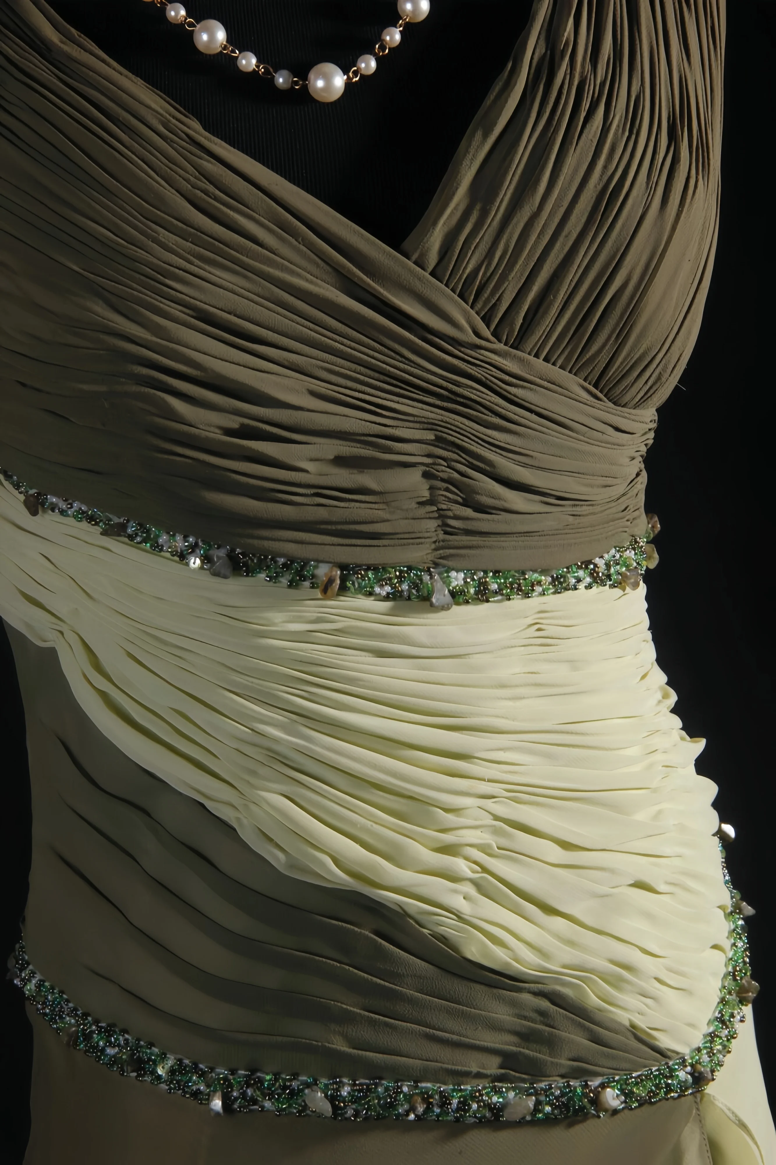 Vintage Green Evening Dress Extravagant Slim Fit V-Neck Chiffon Sleeveless Pleated A-Line Formal Occasion Celebrity Banquet Gown