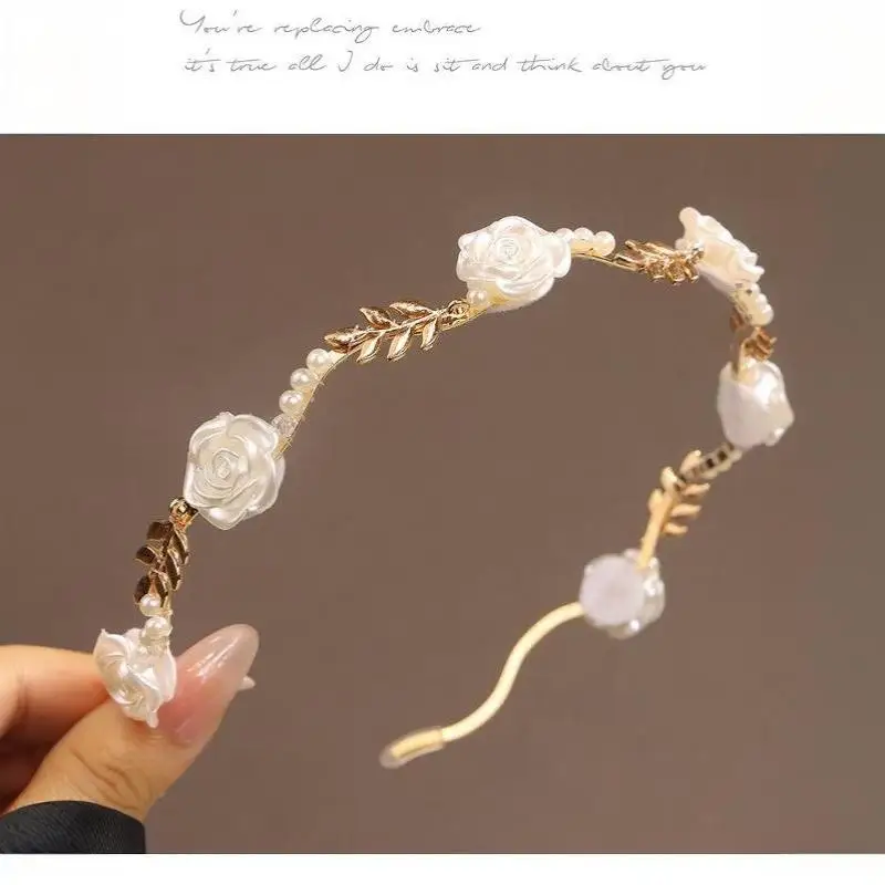 Elegante Rosenblüten-Stirnbänder mit künstlichen Perlen und goldenen Blattdetails für Hochzeiten, Brautpartys und den täglichen Gebrauch. – Detail 9