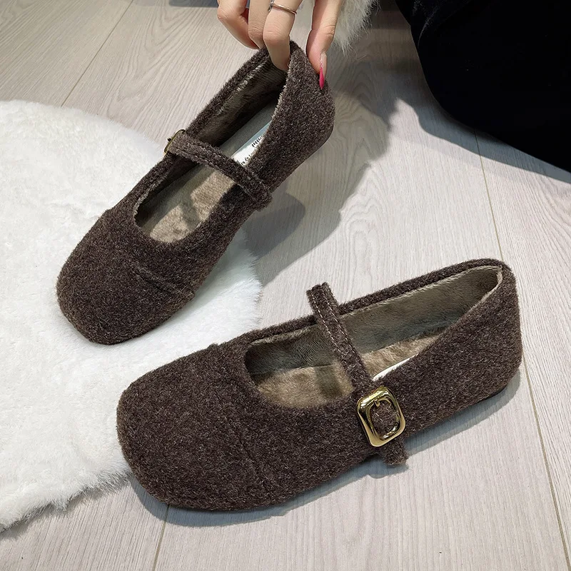 

Женская обувь на плоской подошве с меховой подкладкой. Удобная обувь с круглым носком на мягкой подошве. Уличная теплая короткая плюшевая обувь Мэри Джейн на осень-зиму.