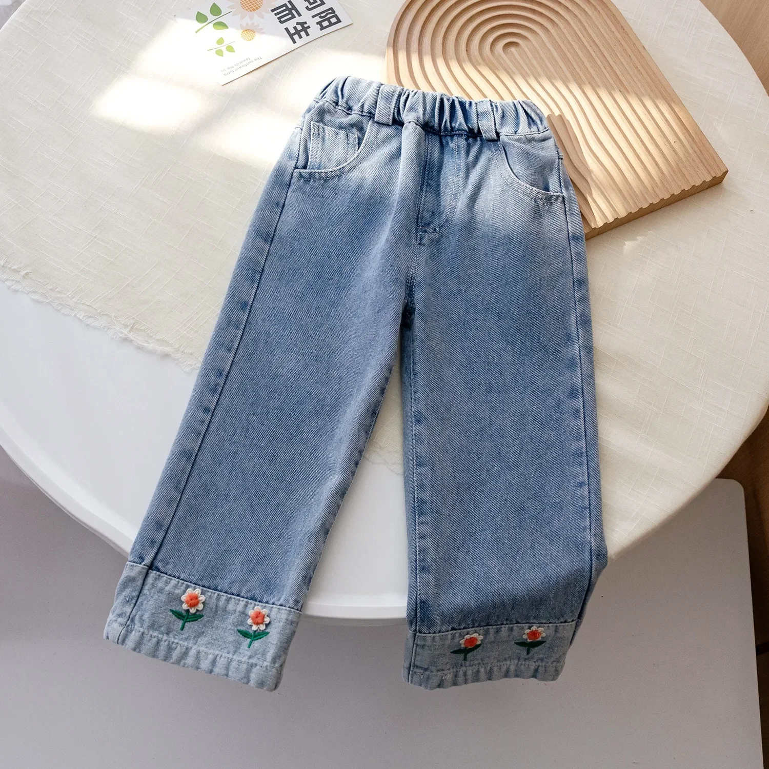 

New 2024 Spring Autumn Baby Girls Casual Jeans Trousers Kids Fashion Flower Embroidery Patchwork Denim Pants Clothing