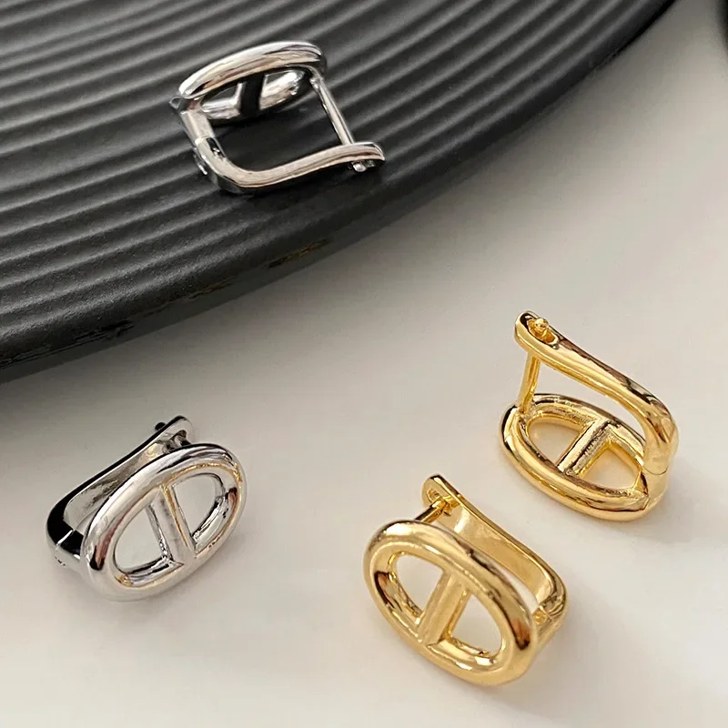 2025 nuevos pendientes geométricos de nariz de cerdo, joyería sencilla y elegante de estilo pequeño con fragancia, pendientes ligeros de lujo