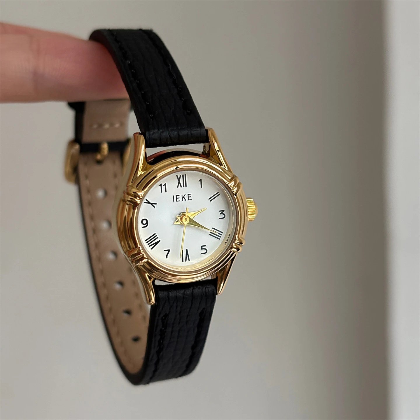 New Classic Round Thin Strap Women'S Watch, High-Value, Artistic, Versatile, Fashionable Quartz Wristwatch, Premium Selection.