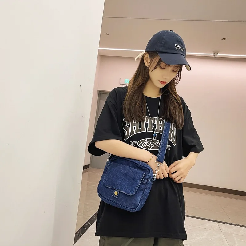 

2025 New Denim Shoulder Bag Women Summer Fashion Crossbody Purse Boho College Student Book Bag Casual Retro Tote