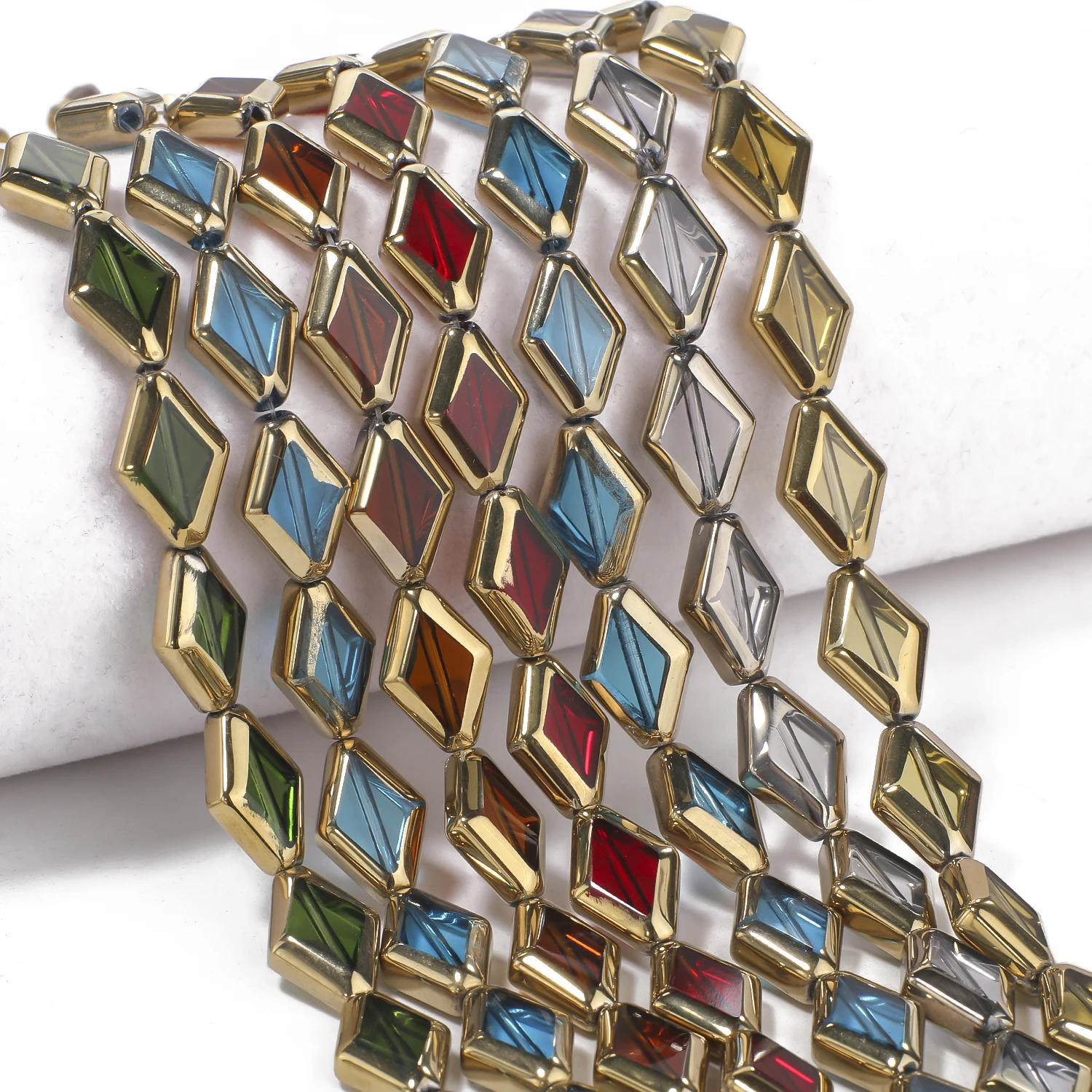 Diamantförmige, goldrandige Kristallquarzperlen, 10 x 15 mm, transparente, farbige Glasperlen für die Schmuckherstellung, zum Selbermachen von Halsketten. – Detail 5