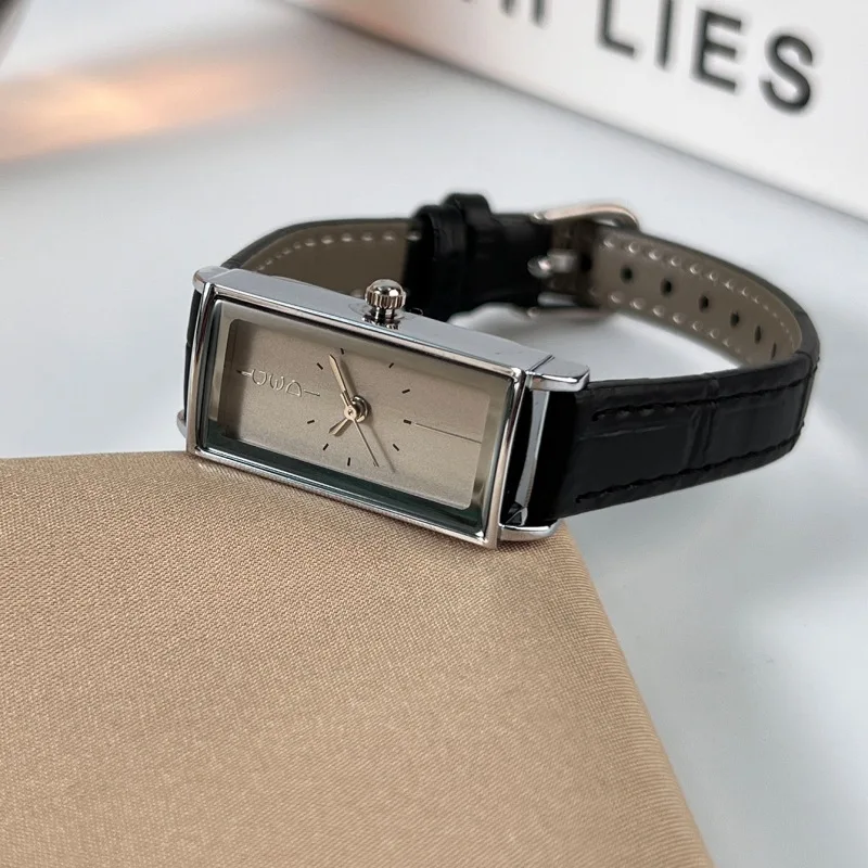 นาฬิกาผู้หญิงเทรนด์แฟชั่น Ankola เข็มขัดสีแดงนาฬิกา Niche High-end ควอตซ์ Retro Simple Watch 2025