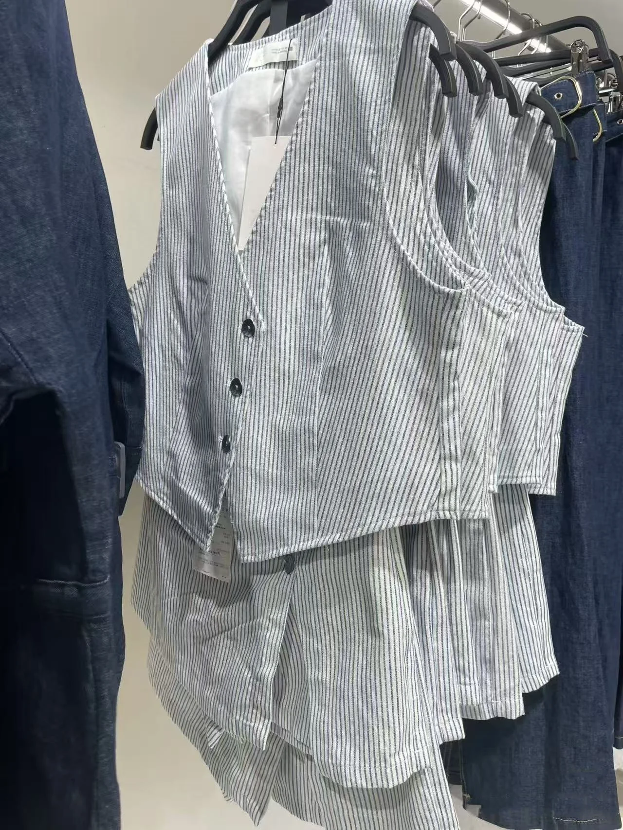 

New Summer 2025 Women's Versatile Slim Fit Striped Print Svel V Ne Vest Tank Top Polyester Fiber ort Length Single ...