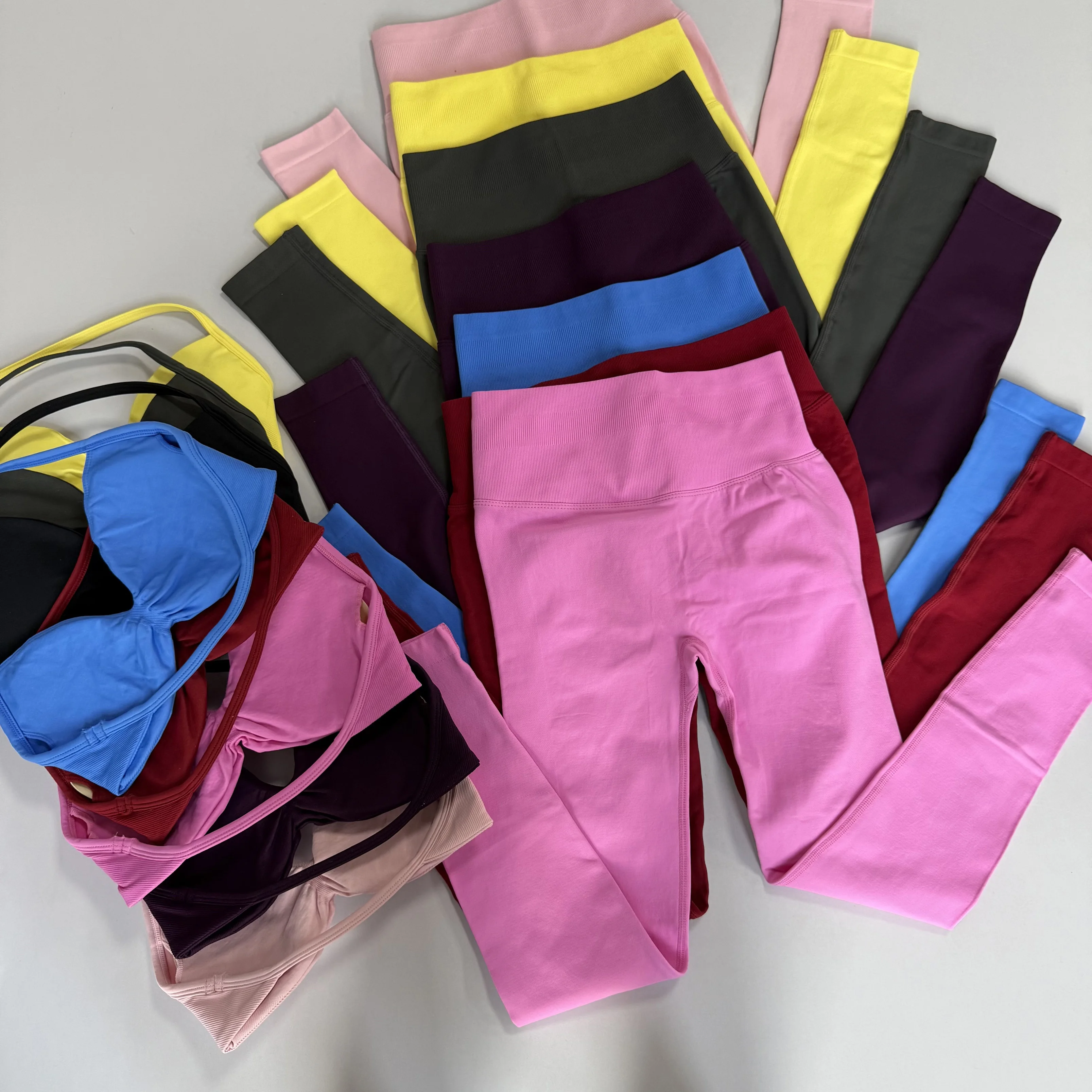 2-teiliges Set für Damen, nahtloses, schlichtes (ohne Logo) Yoga-Set, Sport-BH mit Neckholder und hochtaillierte, formgebende Leggings für Fitness-Workouts – Detail 8