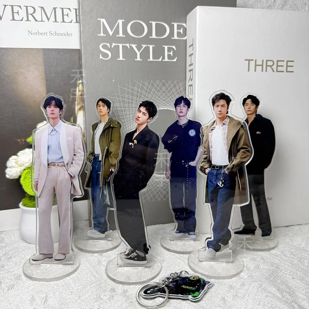 Articoli decorativi fai da te in acrilico addensato attorno al cartello in piedi di Wang Yibo, cartello in piedi Yebo ad alta definizione, decorazione della tavola della stanza