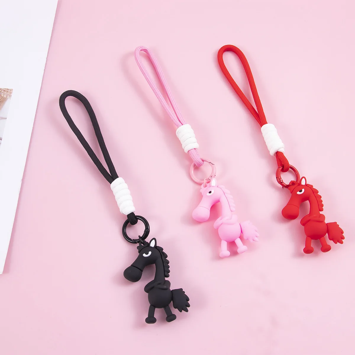 أسود لينة المطاط الحصان المفاتيح حقيبة الظهر قلادة الديكور 2026 سنة الحصان هدايا السنة الجديدة للبنين بنات