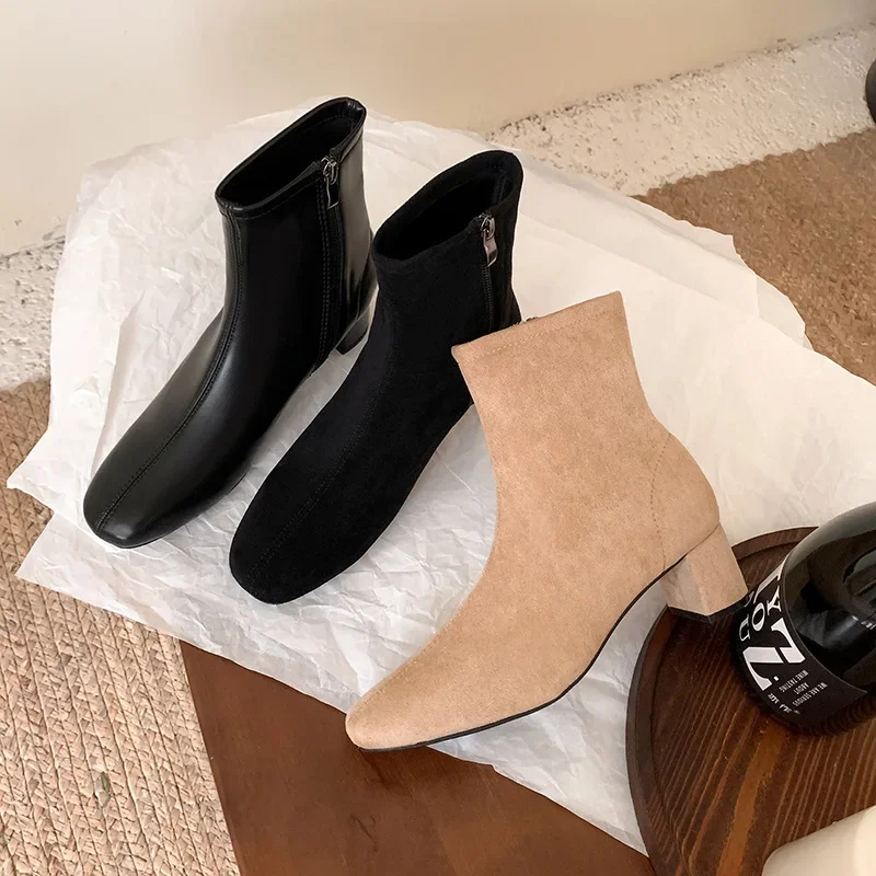 

Модные кожаные короткие сапоги, женские универсальные зимние ботинки на массивном высоком каблуке с боковой молнией, ботильоны на плоской подошве в корейском стиле