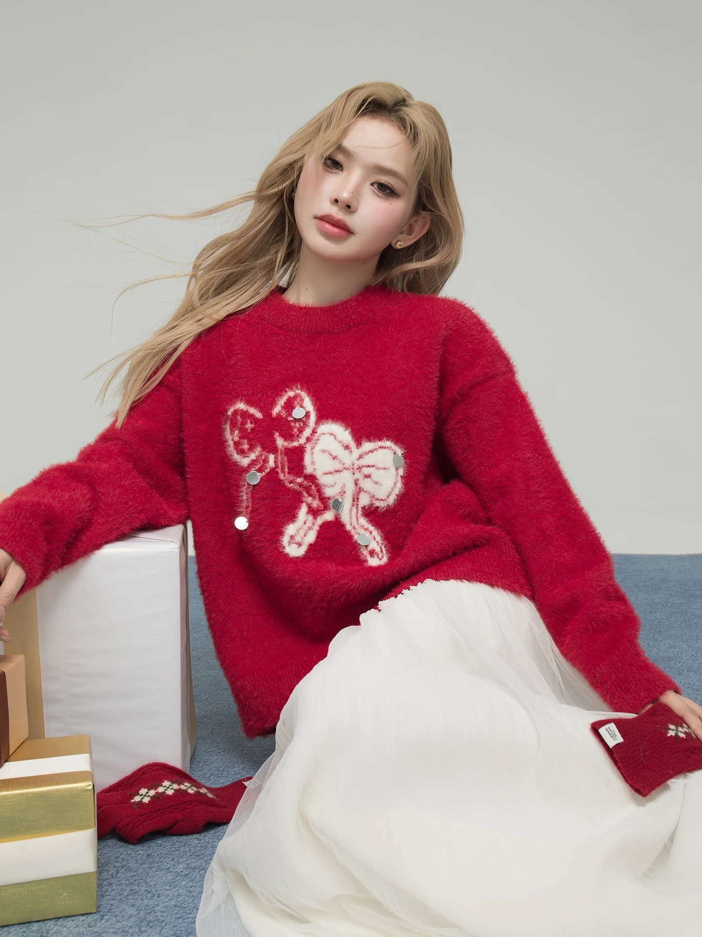 

Красный свитер Cisas с бантом и шарфом-воротником, создающий праздничное настроение, свободный крой, длинный рукав, смесь полиэстера и нейлона