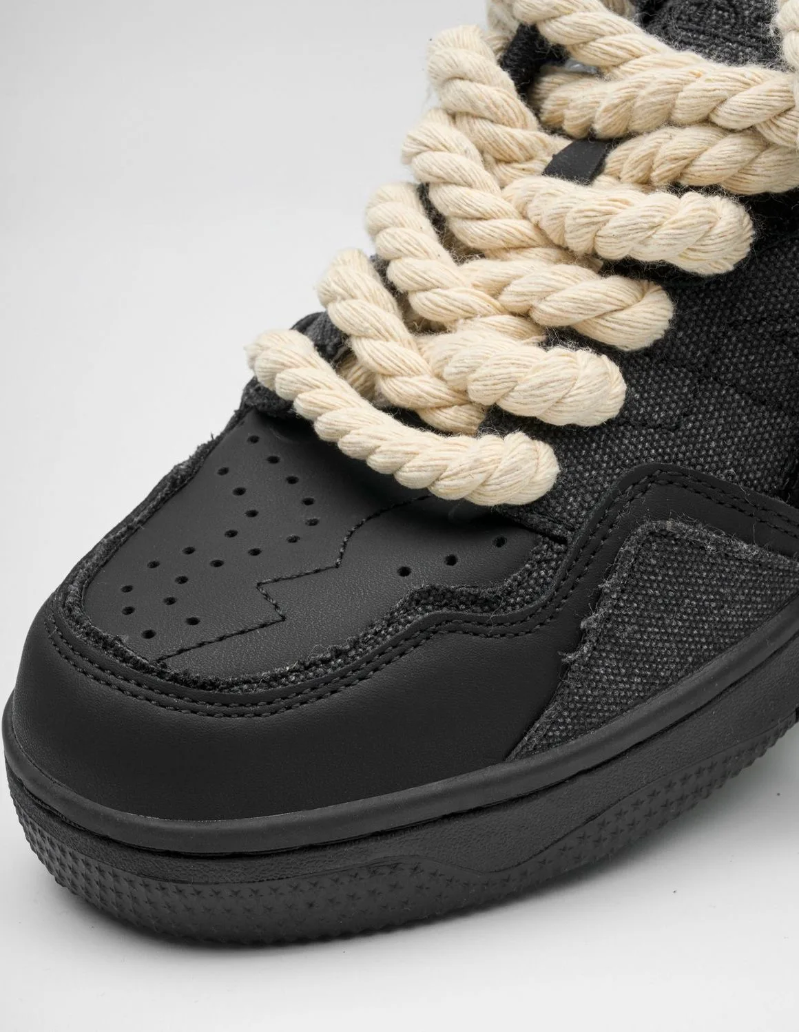 Ein Paar trendige, schwarze Herrenschuhe, vielseitige Sportschuhe für alle Jahreszeiten, die sowohl für sportliche als auch für Freizeitaktivitäten geeignet sind, sowie Schuhe mit erhöhter Sohle. – Detail 7
