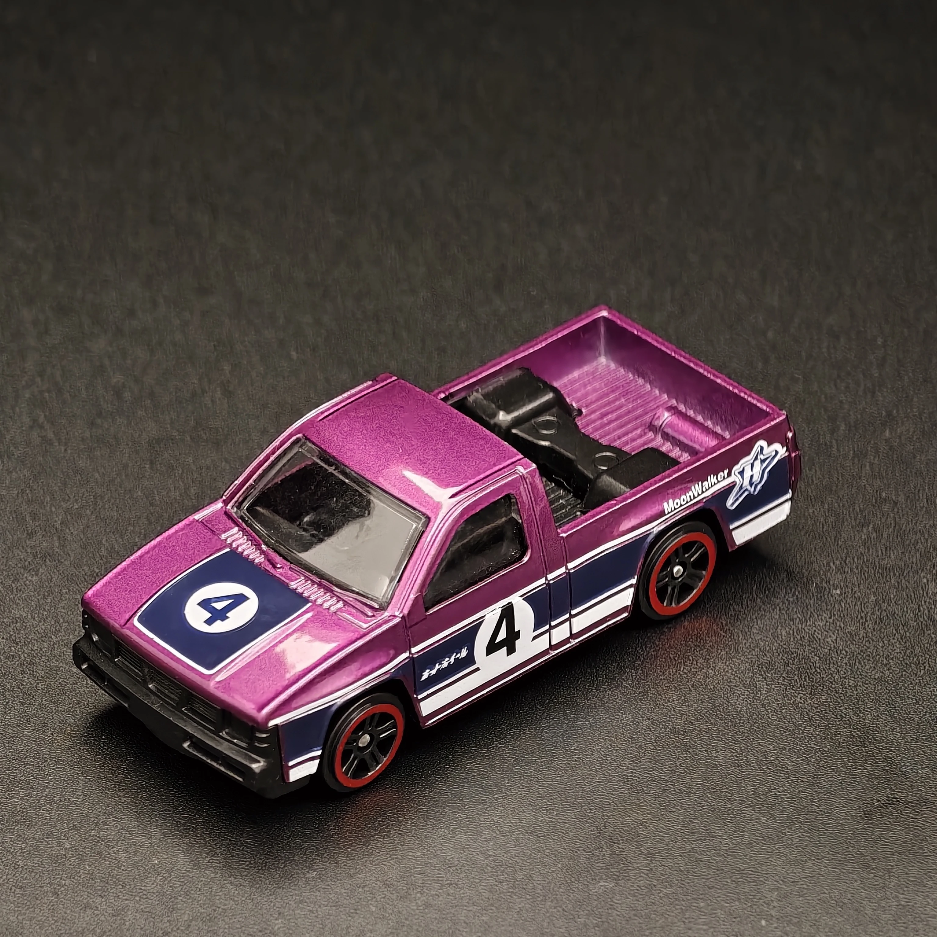 1/64 Scale Diecast Alloy Pickup Truck Toy Purple No.4 Racing Style Metal Body for Boys Hobby Collection Race Fans Souvenir Gift