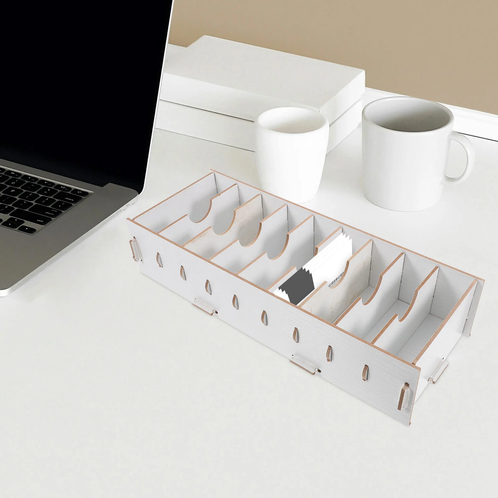 حامل سطح المكتب لبطاقات العمل الخشبية البيضاء للبطاقات والشارات، معرض الاستقبال المكتبي، ديكور البيئة الاحترافي