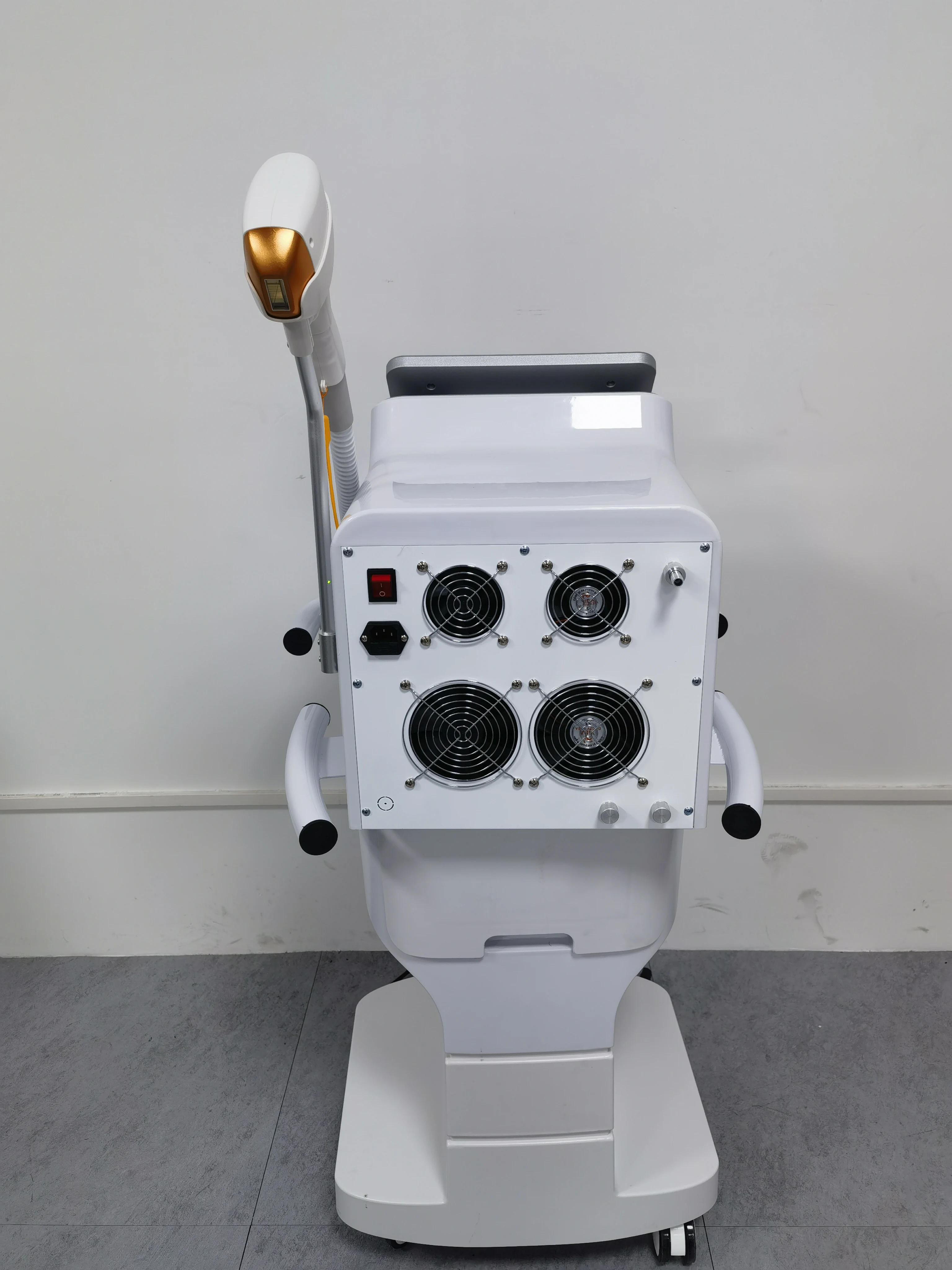 Professionelle 2-in-1-Diodenlaser-Haar- und Tattooentfernungsmaschine 808 nm ND YAG Pikosekunden-Eis-Titan-Griff mit großem Bildschirm ‌