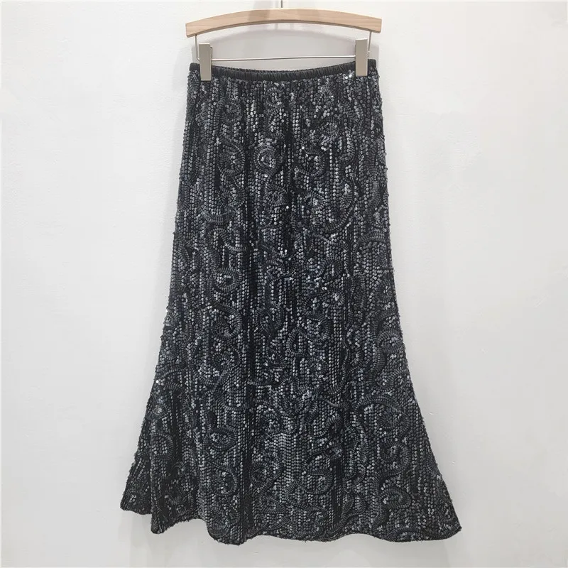 

Glamorous sequin mermaid skirt. Features a bodycon fit & flared A-line hem. A stunning party essential.