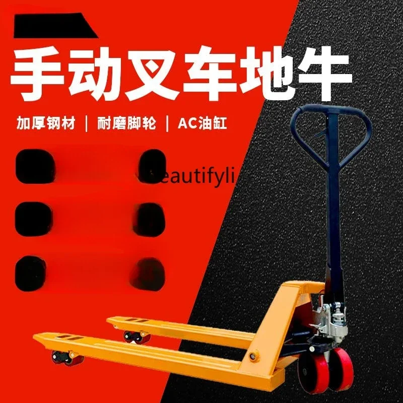 Un carrello elevatore manuale, un camion idraulico per bovini a terra, un piccolo rimorchio a spinta manuale