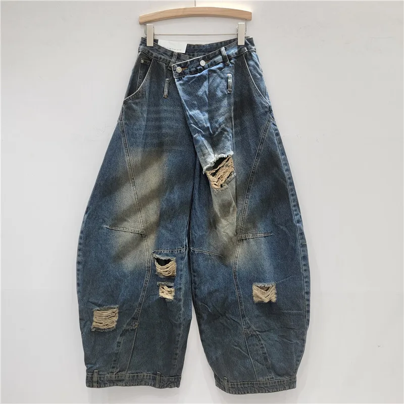 

2025 Fall K-Style Must-have: Ripped wide-leg jeans with a unique curved hem. Effortlessly chic and flattering.