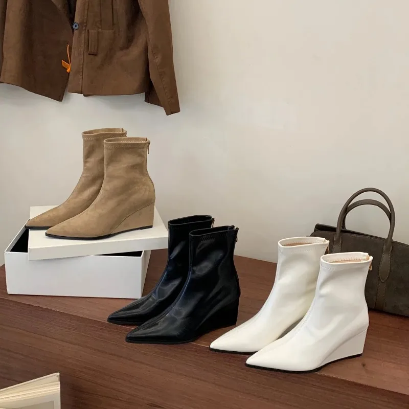 Bottes d’hiver à talons hauts et à bout pointu, avec semelles épaisses et talon incliné, pour un effet amincissant. Bottes à la mode.