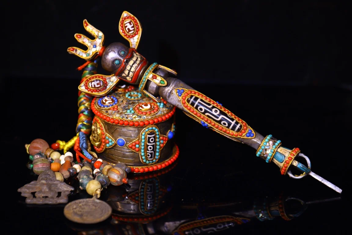 

13"Nepalese folk Old Tiantie Painted Mosaic Gem gZi Beads Shell Fork Skull Head Vajra Phurpa Base Worship Hall