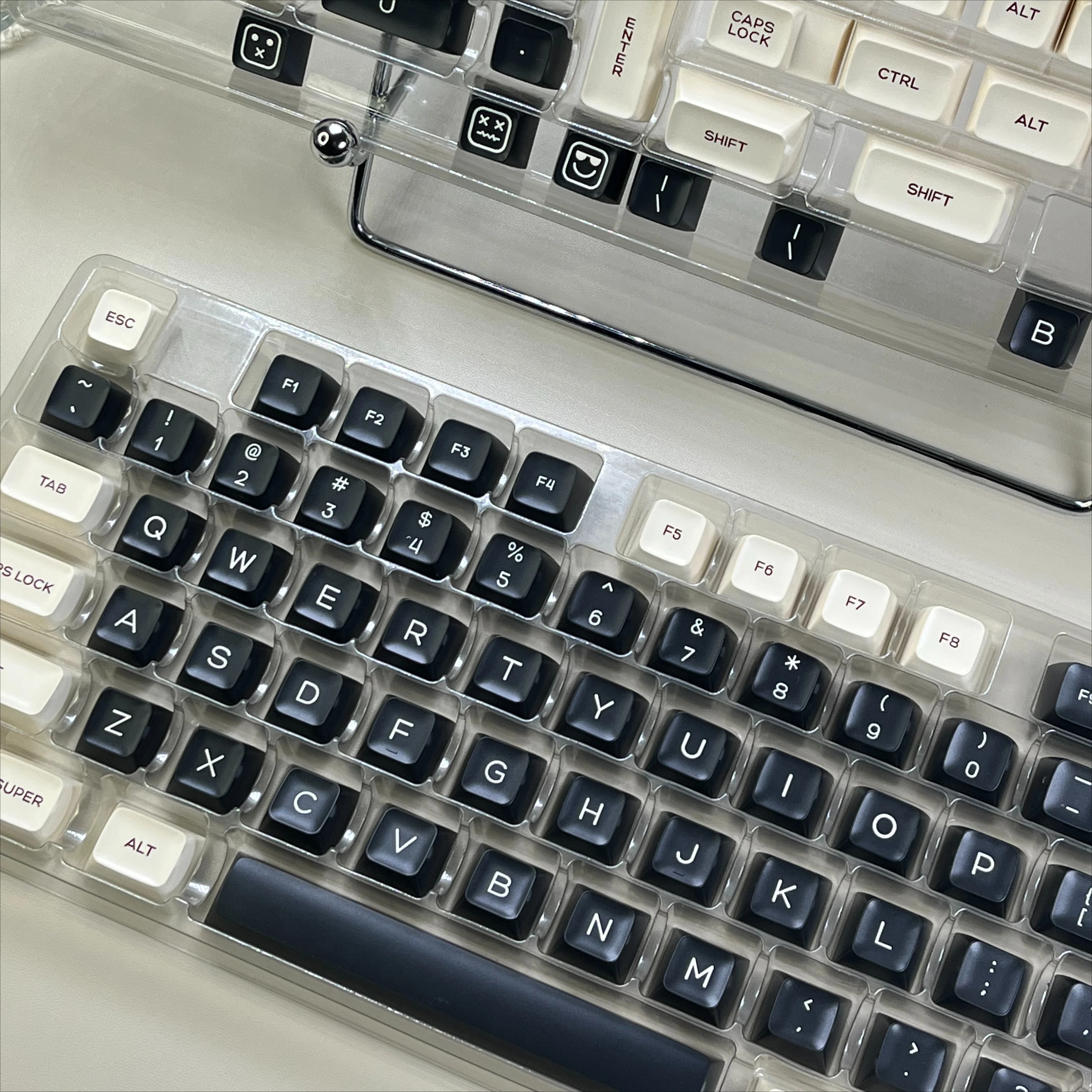 

Rome PBT three-color keycaps SA height full set of two-color injection molding keycaps GMK75/85/98, etc