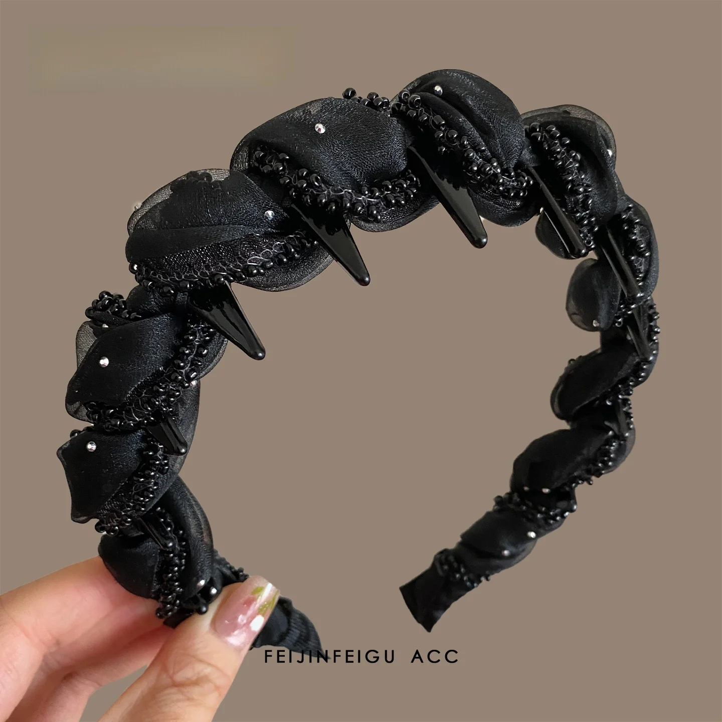 tiara-elegante-com-contas-e-dentes-novo-estilo-feminino-presilha-de-cabelo-para-enrolar-que-eleva-a-testa-e-afina-o-rosto
