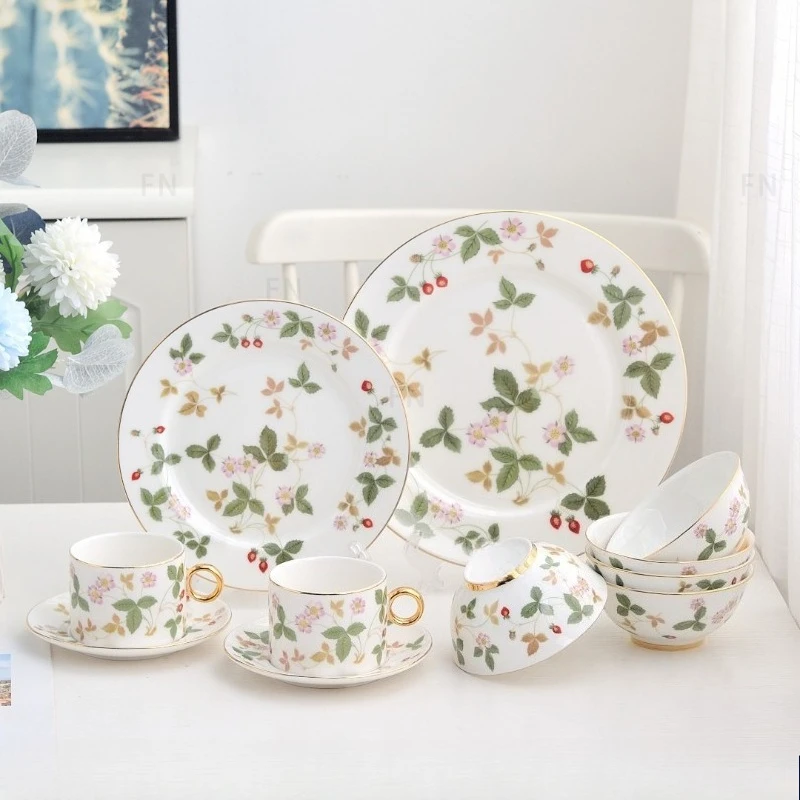 

Creative Luxury Bone China Mugs Wild Strawberry European Coffee Cup and Saucer High-end Tea Cup Plate Gift Set