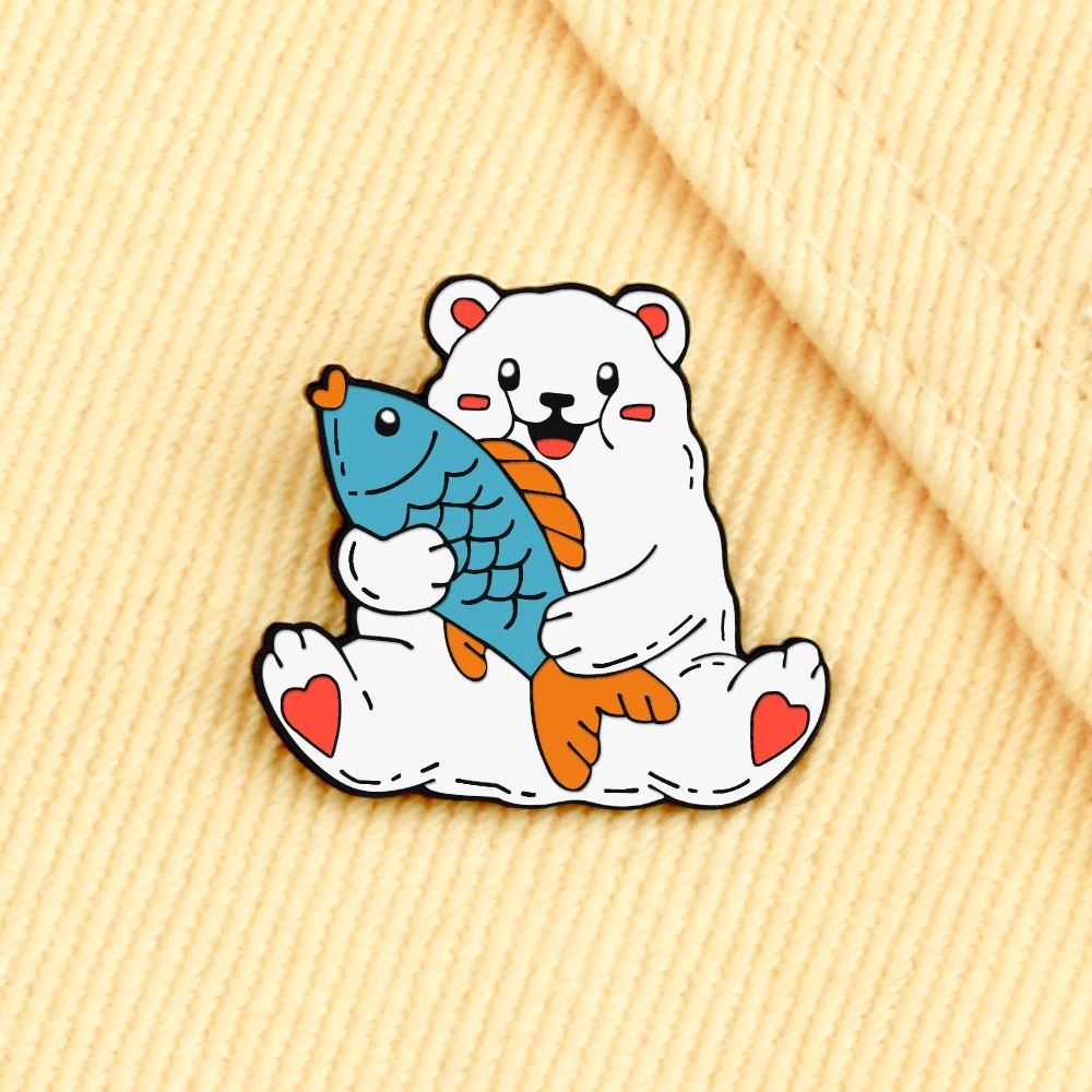 Happy Polar Bear che abbraccia pesce Cartoon spille spille Cute Big White Bears seduta distintivi smaltati Denim spilla regalo gioielli per bambini