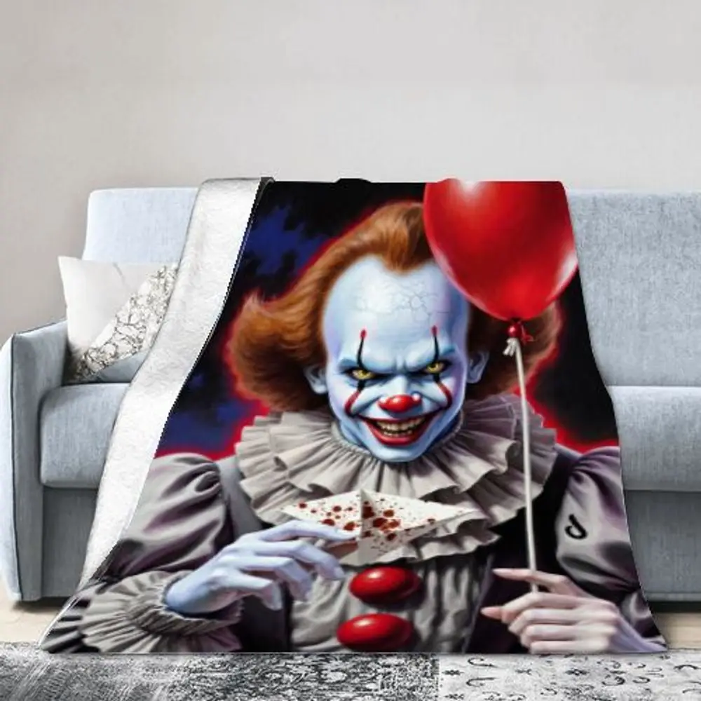 طباعة فنية رعب المهرج من Pennywise - ملصق مؤطر داكن وشديد يتميز بجلد أزرق شاحب مخيف، وتخويض ابتسامة، وكشكشة