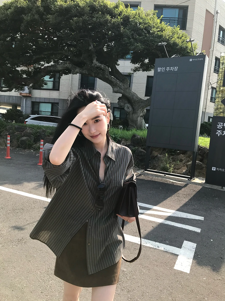 

Хлопковая свободная футболка Isaro Uu в винтажном стиле с контрастными полосками, для ранней осени, комфортная, с открытыми плечами