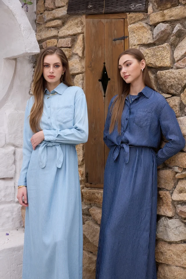 Conjunto de camisa cruzada y vestido a juego de denim ligero Lyocell con rayas de pié de gallo SS26, outfit femenino moderno y lleno de vitalidad 2