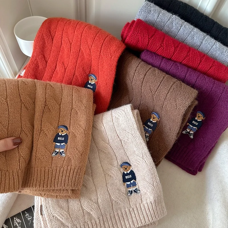 Bufanda vintage británica trenzada clásica de lana merina 100% con oso bordado de punto, adecuada tanto para hombres como para mujeres en invierno