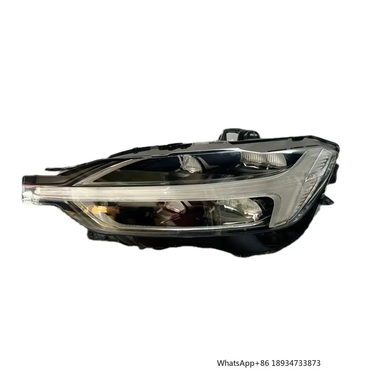 For the high-end configuration of the 2018 Volvo XC90 headlights, there are two LED headlights with templates on both sides