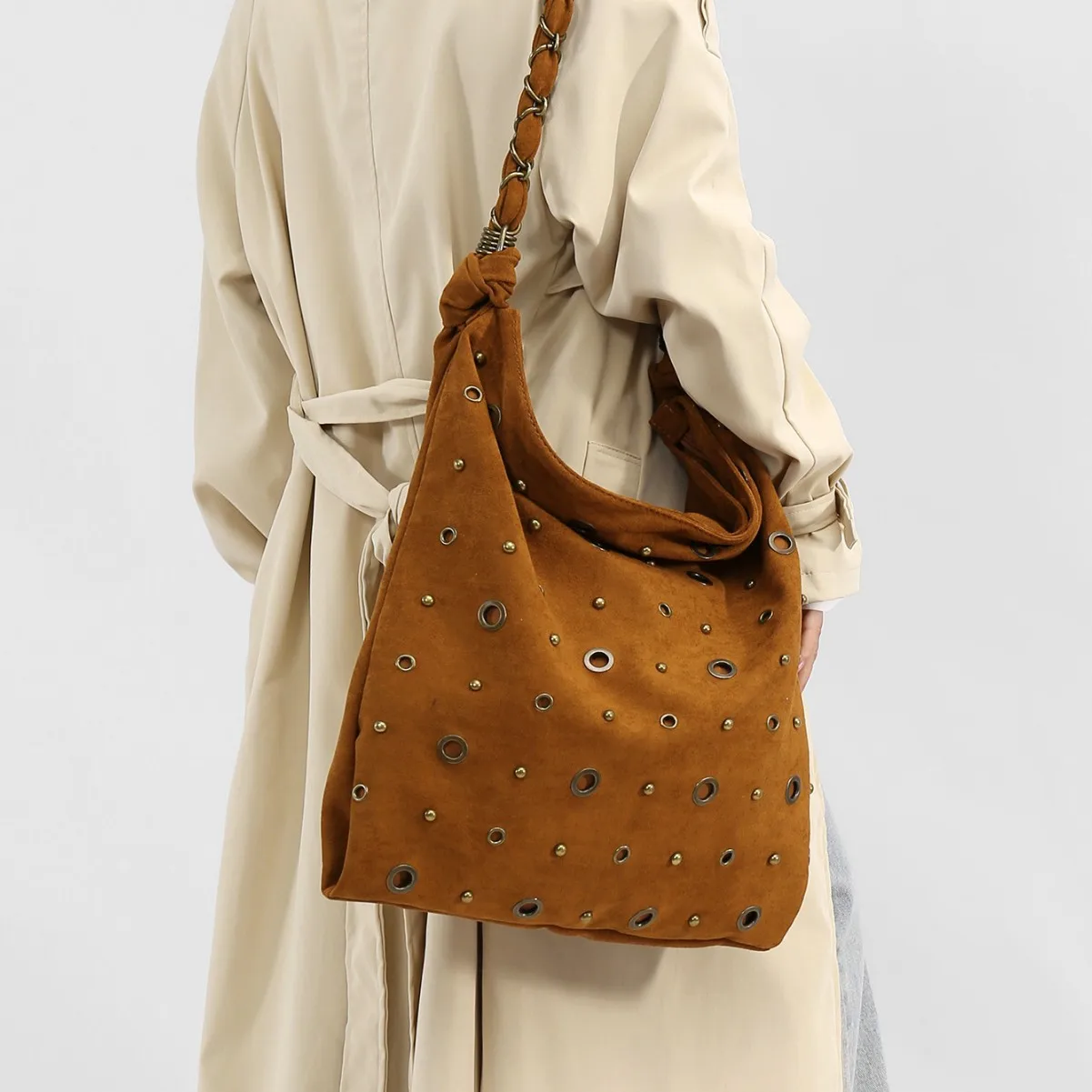 

Мягкая замшевая женская сумка в стиле ретро, новинка зимы 2025 года, большая вместительная повседневная сумка-тоут с заклепками, универсальная простая сумка на плечо