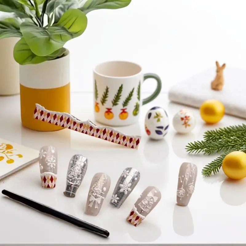 تصميم شجرة بيضاء ساحرة لعيد الميلاد مع ملصقات فنية للأظافر على شكل ندفة الثلج وأقواس حمراء تتميز بطباعة منقوشة