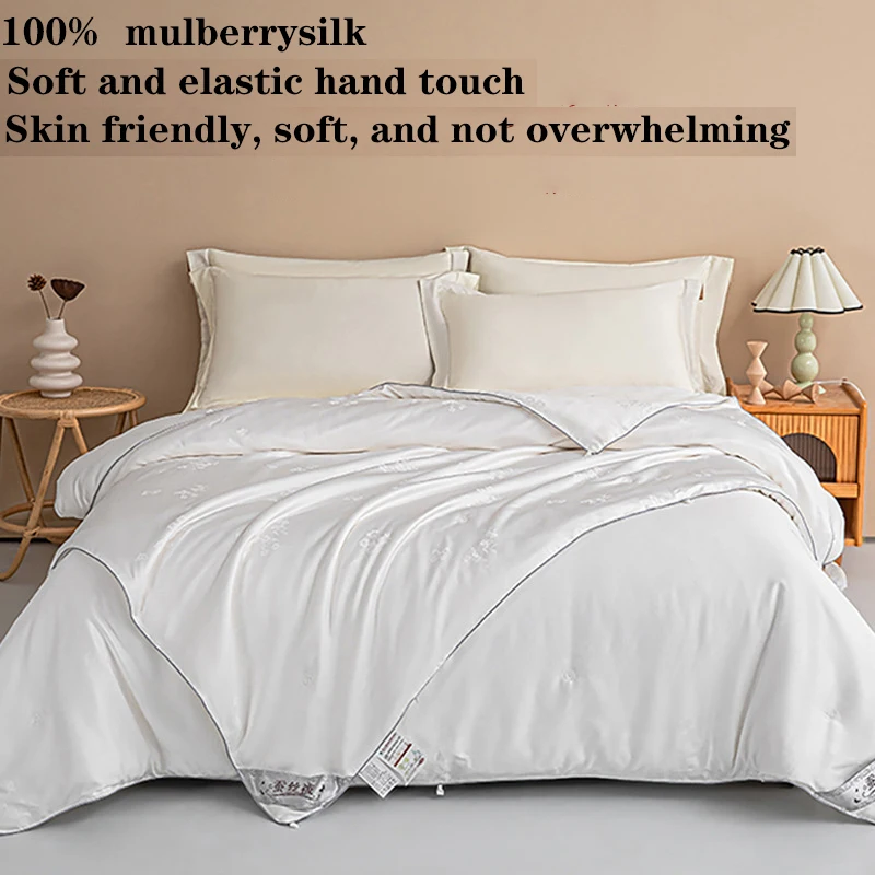 

The 100% handmade mulberry silk quilt features a gentle and delicate texture, promoting sleep and enjoying an 8-hour spa service
