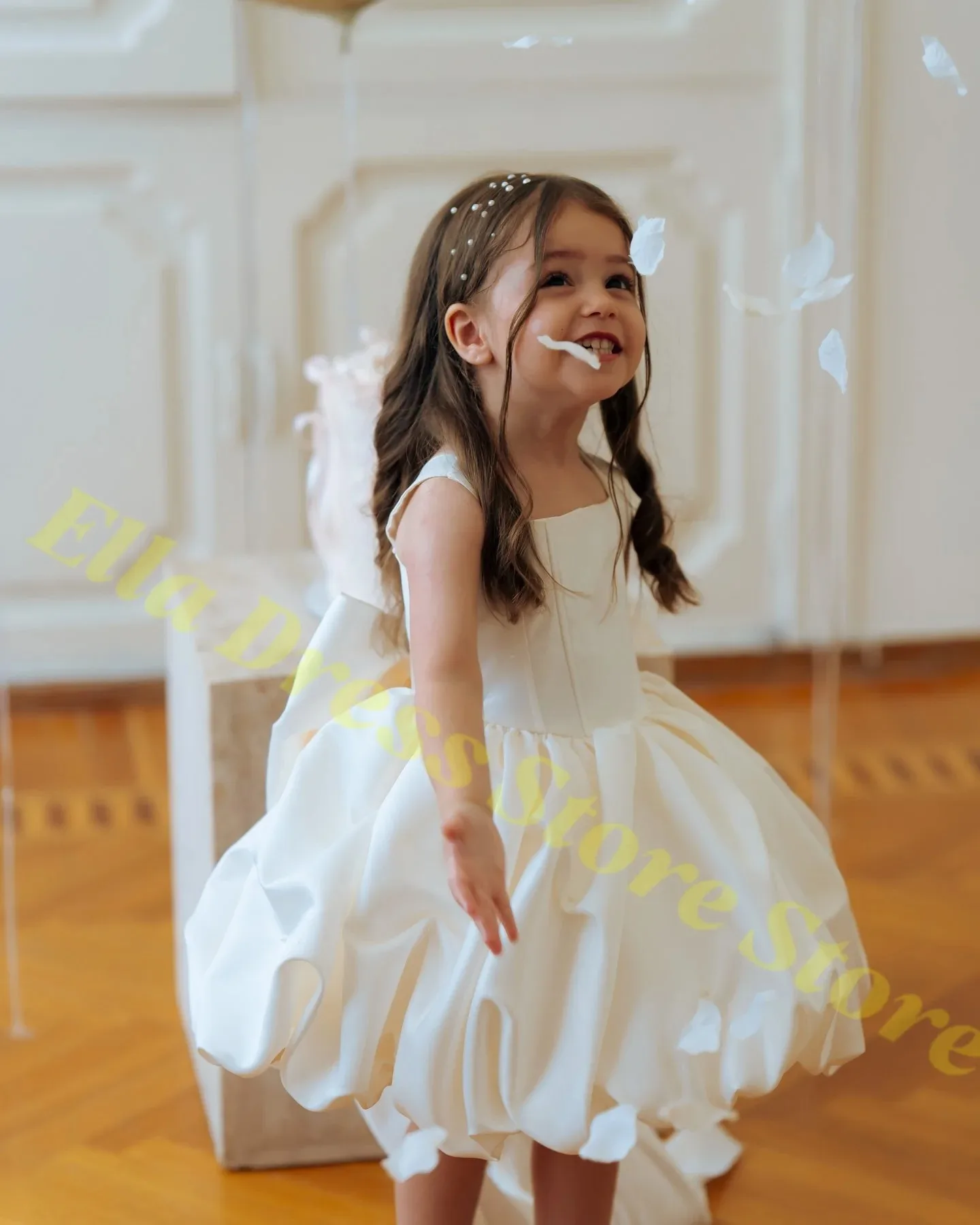 Maßgeschneidertes weißes Blumenmädchenkleid für Kinder, flauschiges Bloomer-Kleid aus weißer Seide, christliches Hochzeitskleid, Taufkleid, Großhandel – Detail 5