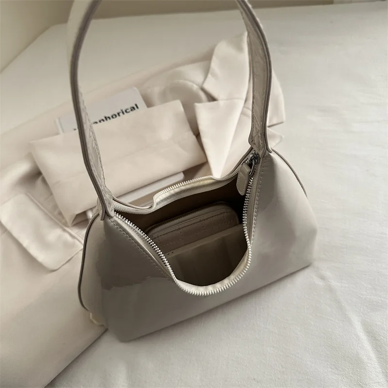 ソリッドカラーの合成皮革ショルダー脇の下バッグ、レトロな多用途ハンドバッグレディースバッグ、ファッショナブルな日常使いのシックなハンドバッグ財布