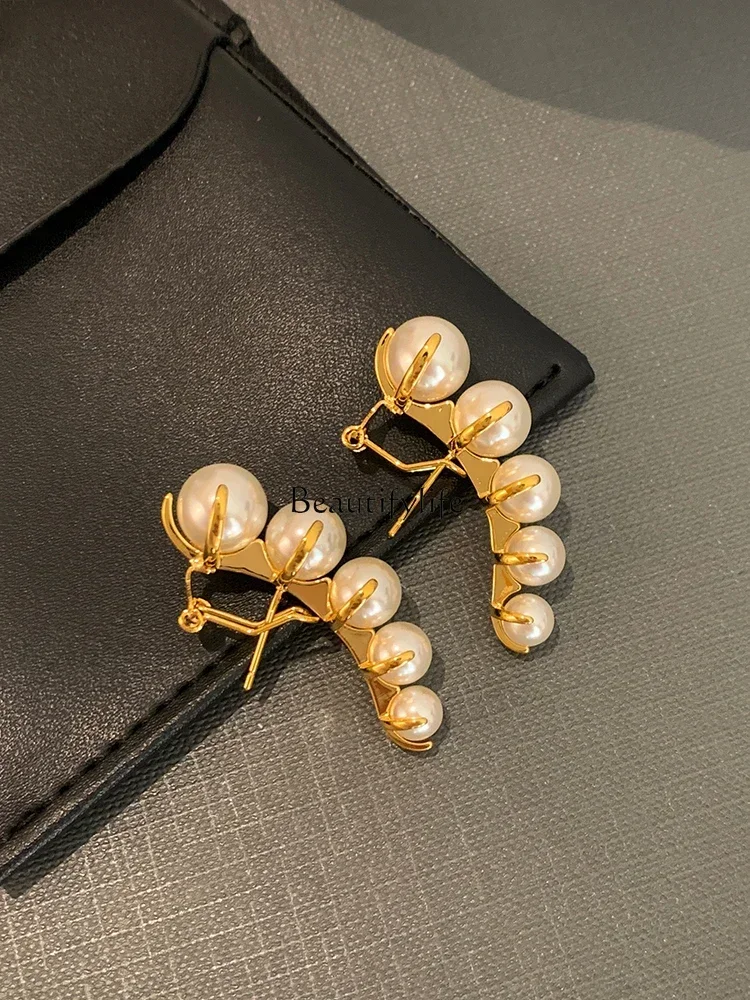 

French pearl earrings, niche design sense, high-end metal temperament earrings.