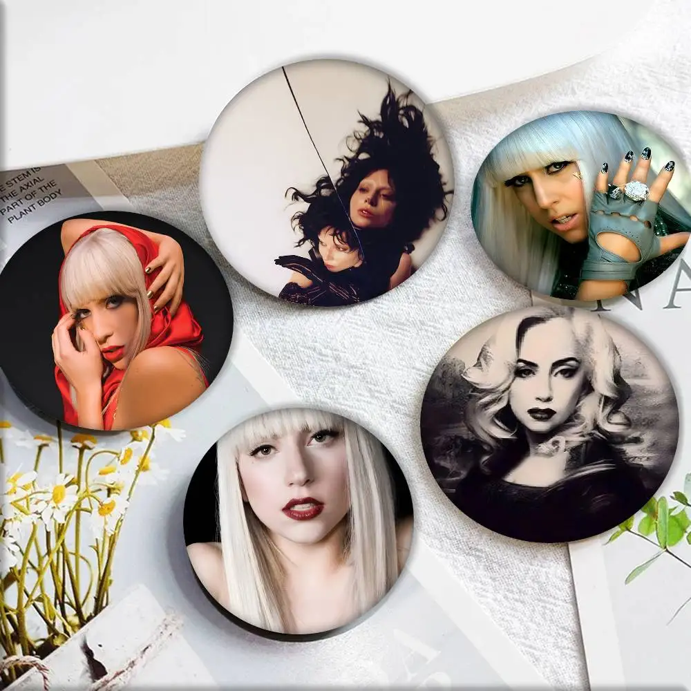 Broches con insignia de estilo de dibujos animados de Gaga, cantante Pop europea y americana, decoración para mochila, alfileres redondos esmaltados para accesorios, 1 ud.