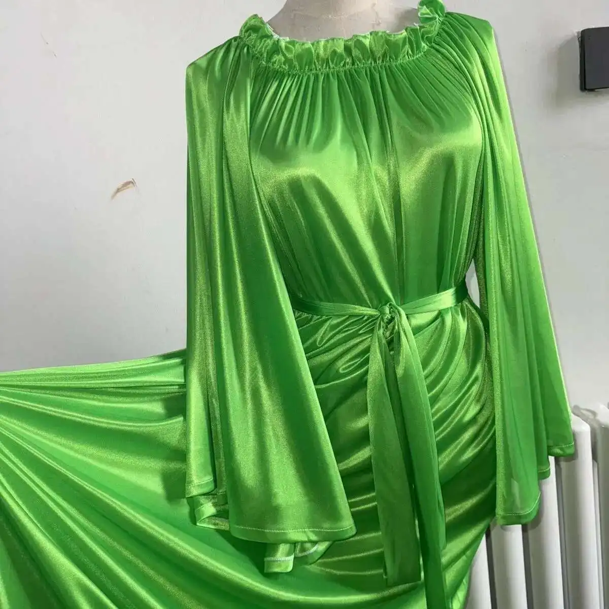 Robe longue en Satin vert brillant à volants pour femmes, ample, manches longues, grande taille, Robe de nuit Sexy