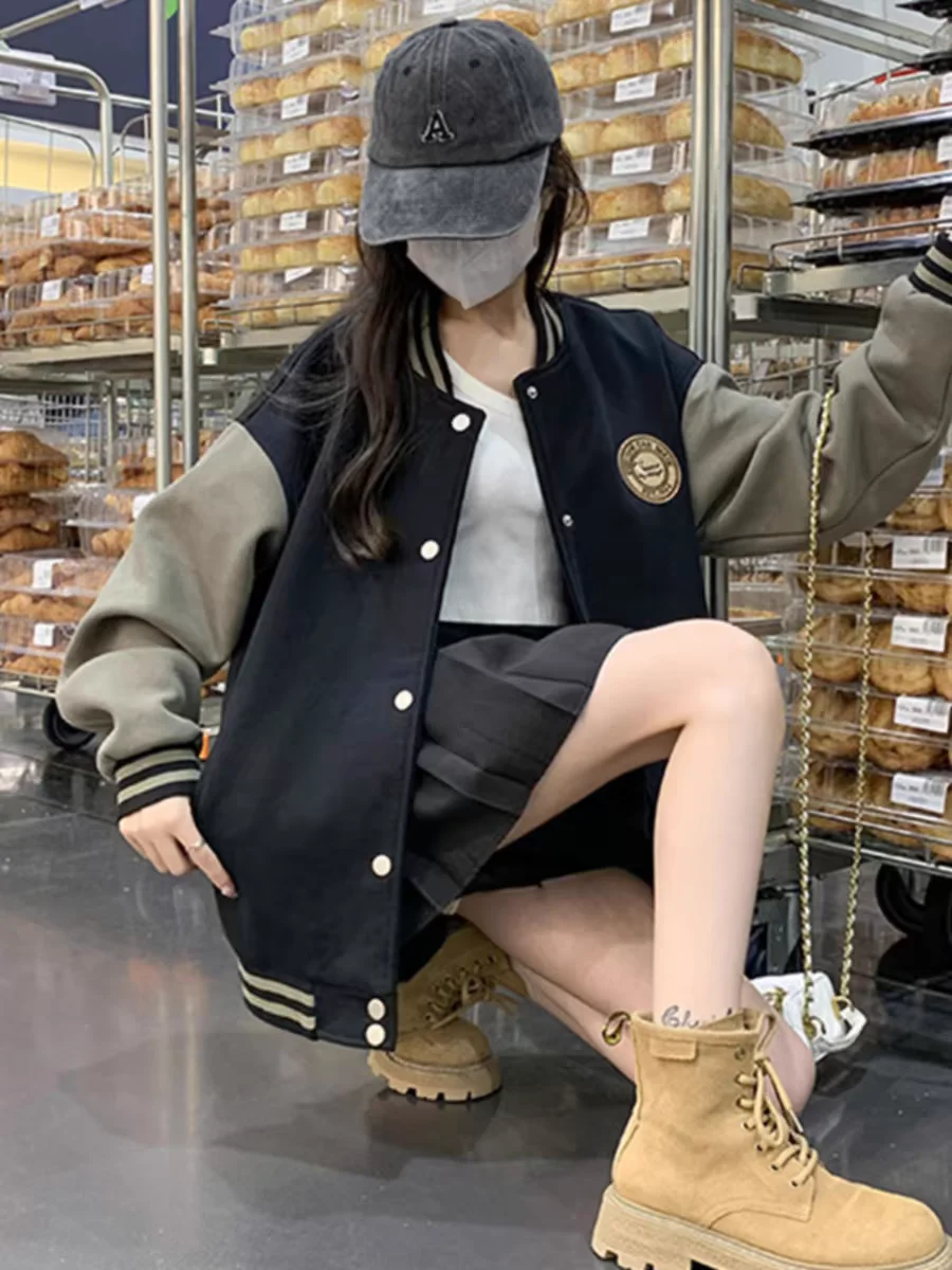 

Утепленная флисовая бейсбольная куртка женская демисезонная повседневная с контрастными вставками, тонкая верхняя одежда свободного кроя на пуговицах с принтом