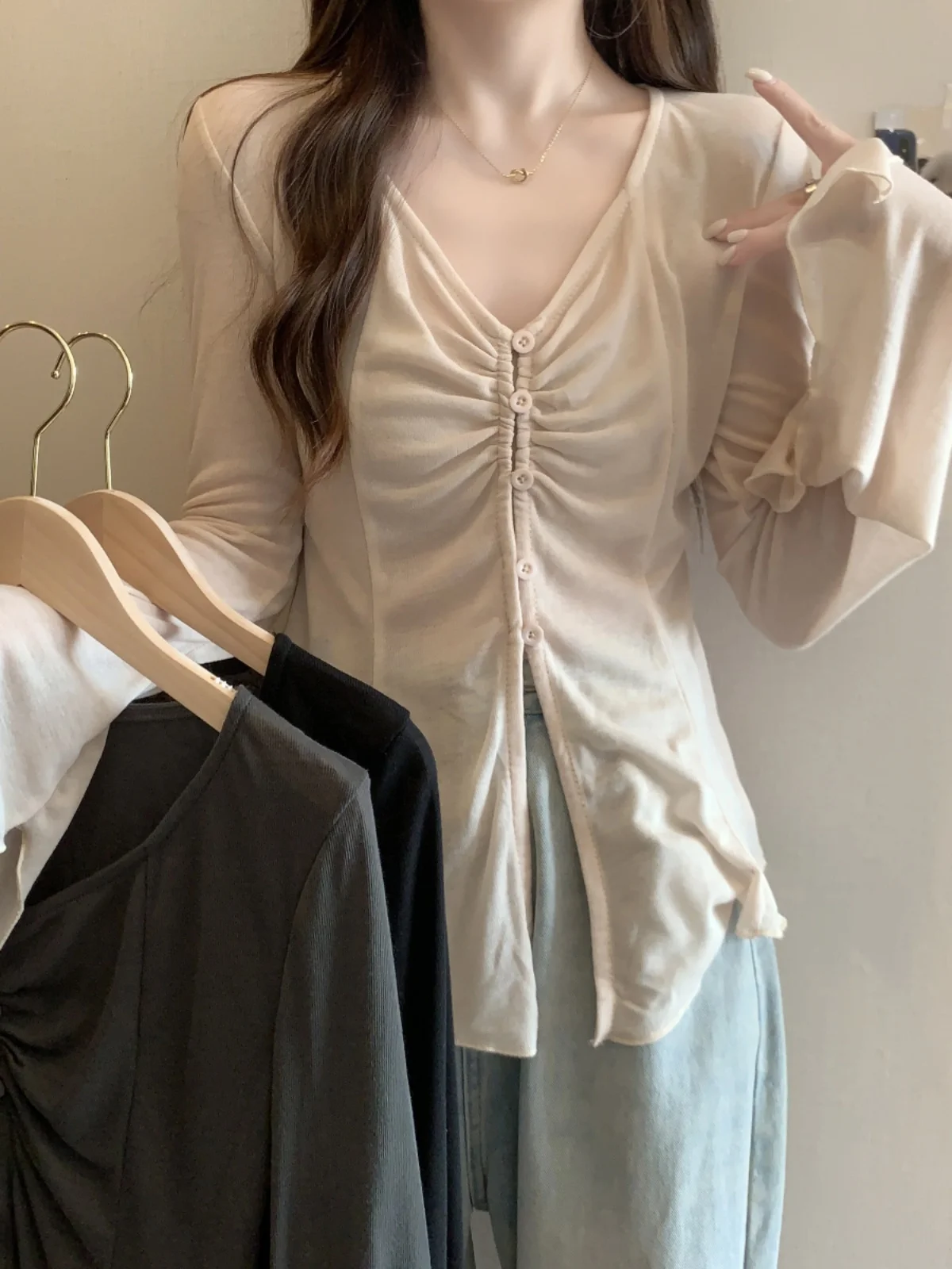 Damski kardigan plus size z dzianiny lodowego jedwabiu, chroniący przed słońcem, odkryty, cienki, letni, narzutka, dekolt w serek, długi rękaw, nieregularny krój.