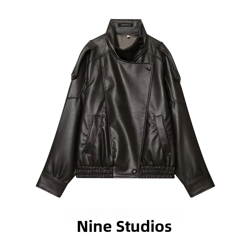 Jaqueta Feminina Nine Zar de Couro Sintético PU com Gola Alta, Solta, Decorada com Bolsos, Manga Longa e Zíper – Ideal para o Dia a Dia