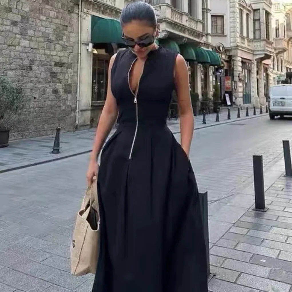 

n the summer of 2025, the new women's round neck sleeveless waist series commuter dress has a variety of styles, which is very s