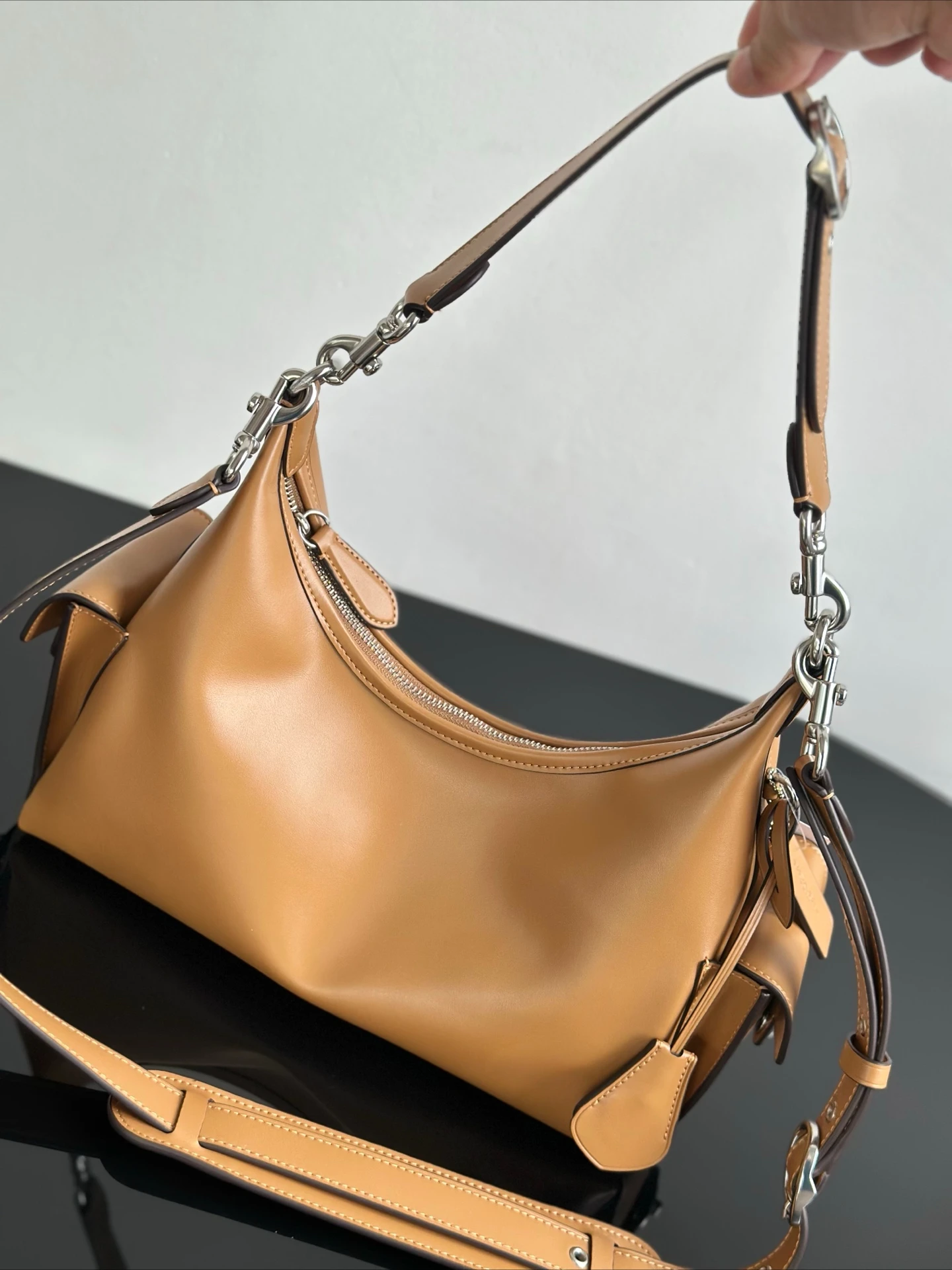 

Famous Brand Large Capacity Chain Crossbody Bag Luxury Designer Women Vintage Style City Simple Tote Bag Summer 2026 Fashion