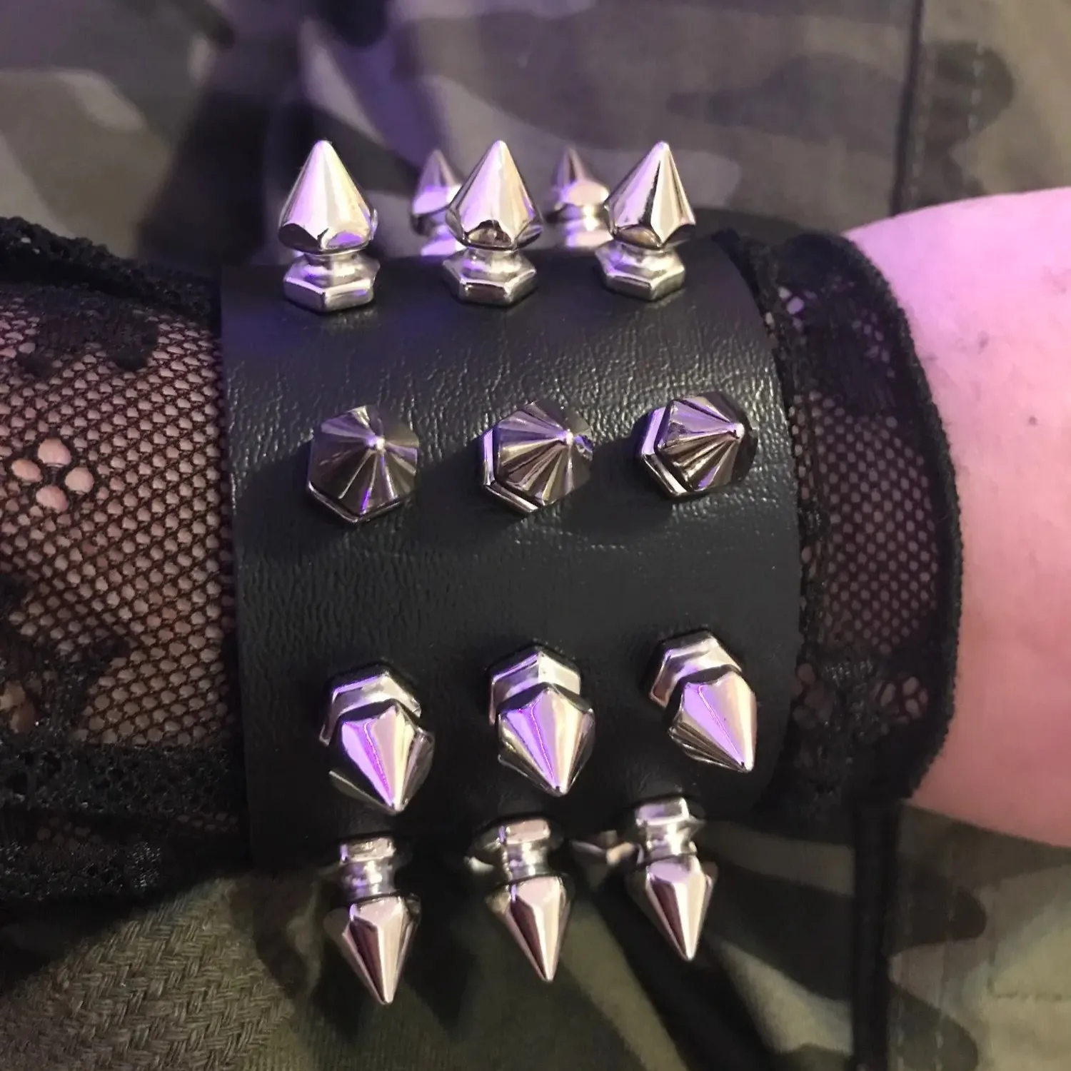 Vintage Leder Armband dreireihig cuspidal Spikes Niet Nieten breite Manschette Pu Leder Punk Gothic Rock Unisex Armband Männer Schmuck