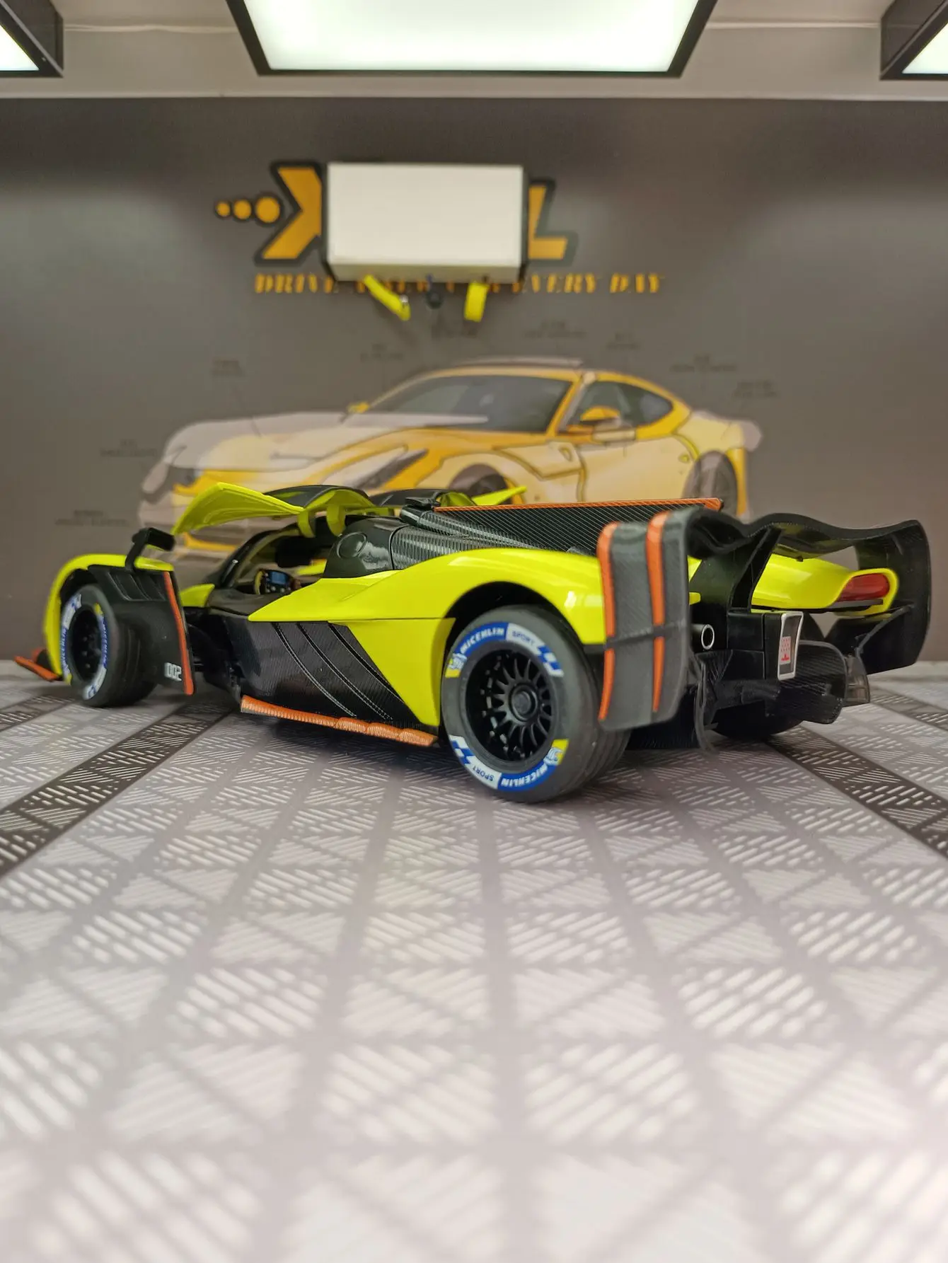 1:24 Martin Valkyrie Legering Automodel Ornament Supercar Geluid en licht Kinderspeelgoeddeur kan openen