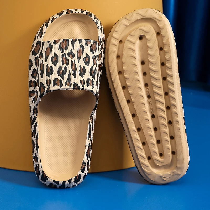 Zapatillas de baño con plataforma gruesa para mujer, chanclas antideslizantes de suela suave de leopardo EVA para interiores, 2024